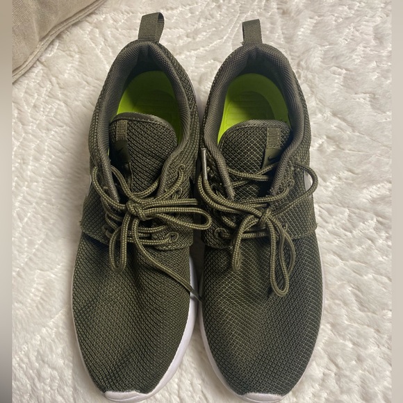 army green nike sneakers lightly worn size 8 lightweight comfortable sneaker - Picture 1 of 7